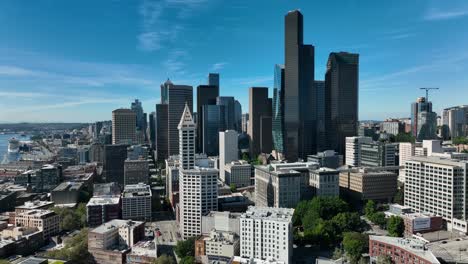 Vista-Aérea-Ascendente-Del-Horizonte-Cinematográfico-De-Seattle-En-Un-Día-Soleado