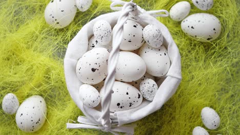 Huevos-De-Pascua-Con-Puntos-Blancos-En-El-Nido-Y-Hierba-Amarilla-De-Primavera