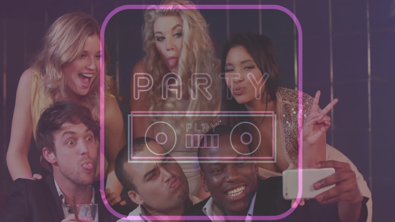 animación de texto de fiesta sobre un grupo de amigos tomando selfies y haciendo caras divertidas