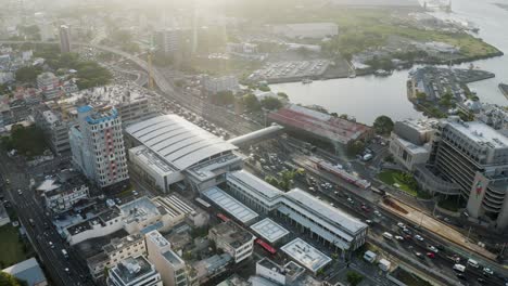 toma aérea de arriba hacia abajo de la terminal urbana de victoria port louis con rayos de sol durante el día en la isla mauricio