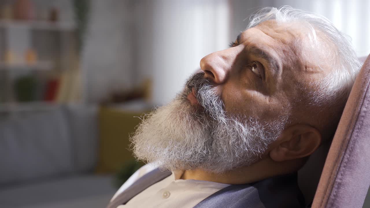 hombre maduro sintiéndose perdido en pensamientos tristes.