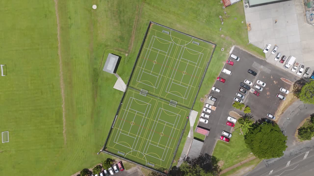 드론은 스포츠 경기장과 주차장을 촬영합니다.