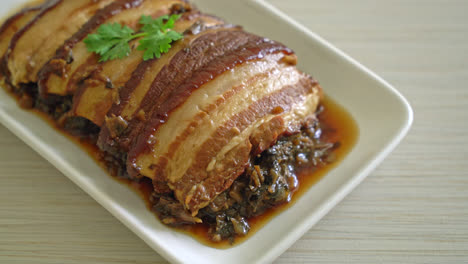 Mei-Cai-Kou-Rou-O-Panceta-Al-Vapor-Con-Recetas-De-Repollo-Mostaza---Estilo-De-Comida-China