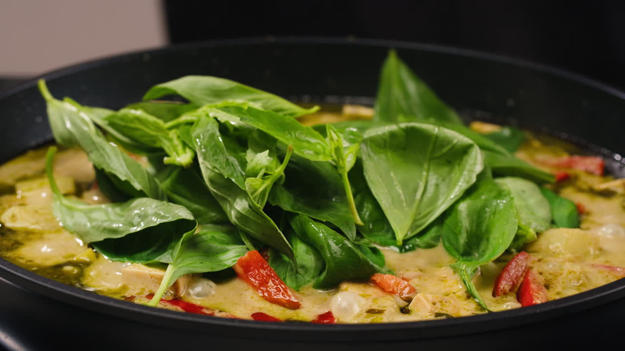 Curry verde tailandese con basilico