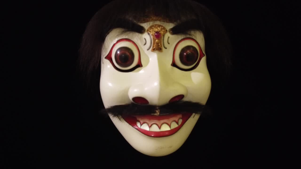 primer plano máscara blanca de topeng, bailarina de teatro de drama, cultura balinesa bali indonesia fondo negro infinito