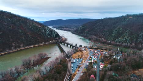 Aéreo-Harpers-Ferry-Tren-Virginia-Occidental-Río-Potomac-Historia-Cinematográfico-John-Browns-Fuerte-Carreras-Igualdad-Zumbido