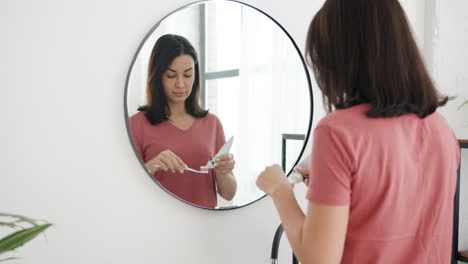 mujer cepillándose los dientes en el baño