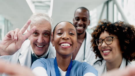 atención médica, selfie y personal con felicidad