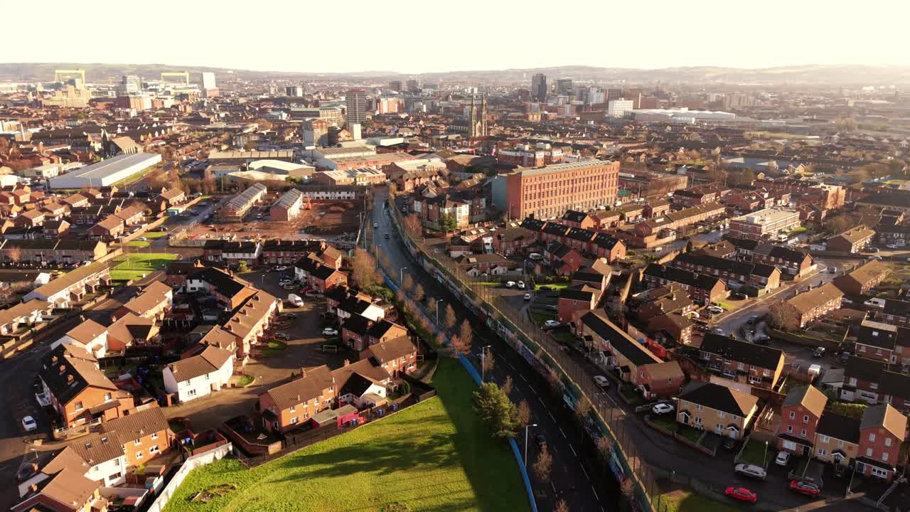 Video aereo 4K 60FPS a avanzamento lento del Belfast Peace Wall Interface a Belfast, Irlanda del Nord. I murales esplorano la politica dell'Irlanda del Nord e del mondo. Prodotto con colore Rec709.