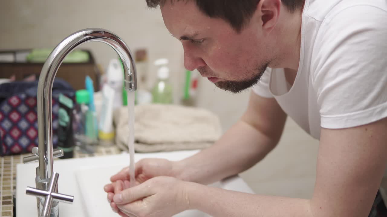 얼굴을 는 남자