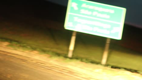 conduciendo por la noche en la oscuridad
