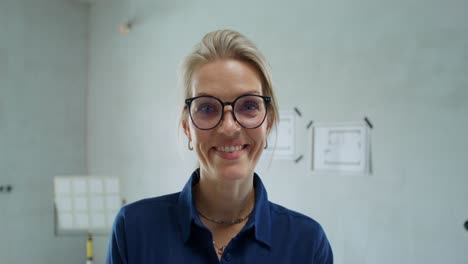 mujer en el sitio de construcción