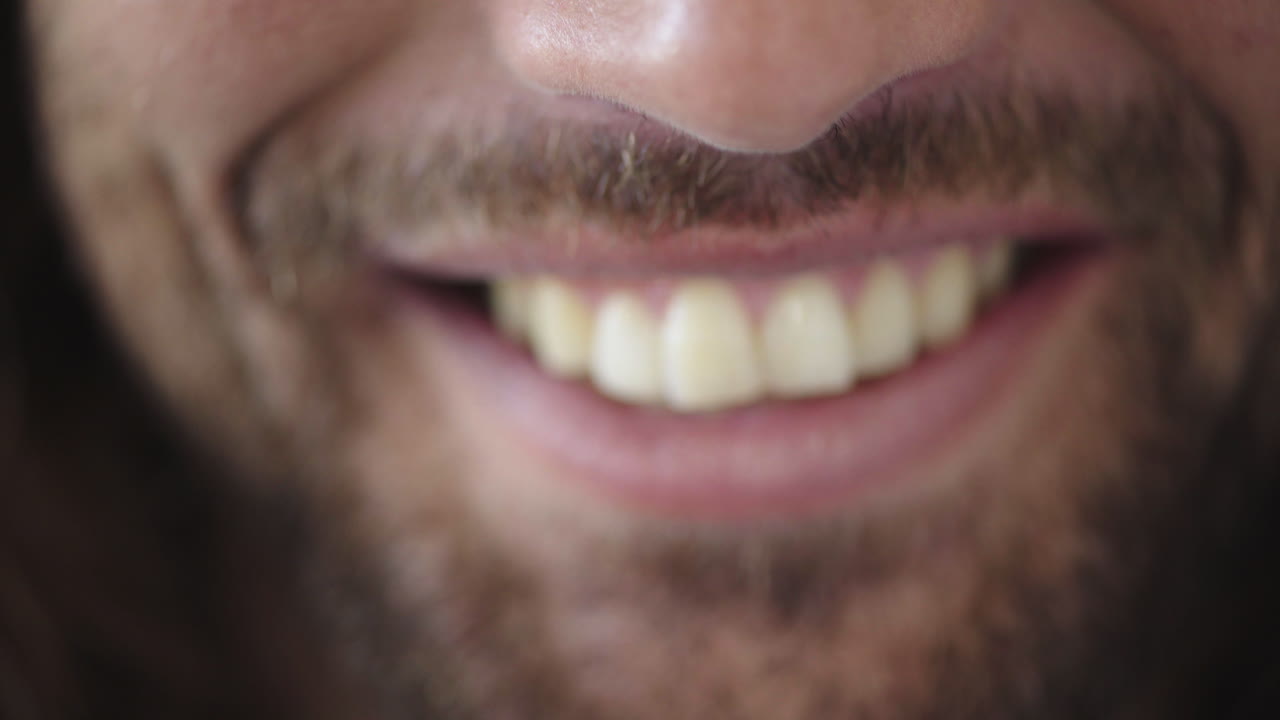 cerrar la boca del joven sonriendo feliz con la barba concepto de salud dental