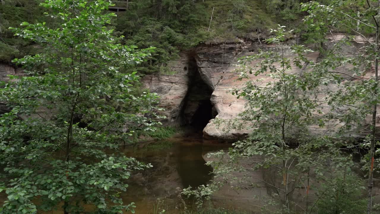 la cueva de piedra arenisca en zoom