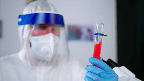 científico que examina una muestra en un entorno de laboratorio