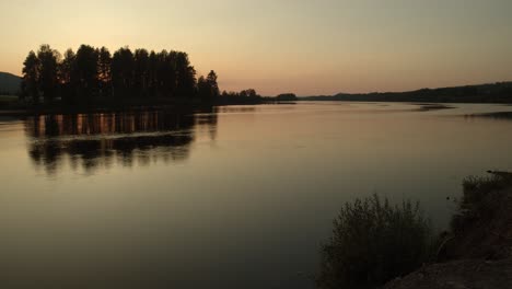 Großer-Fluss-In-Norwegen,-Der-Das-Abendsonnenlicht-Und-Die-Landschaft-Reflektiert