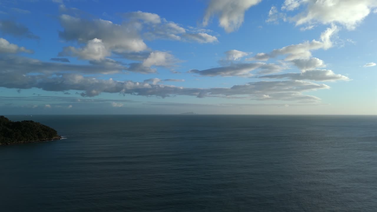 Idyllisk utsikt over havet nær Boicucanga-stranden i São Sebastião, São Paulo, Brasil. Luftfoto