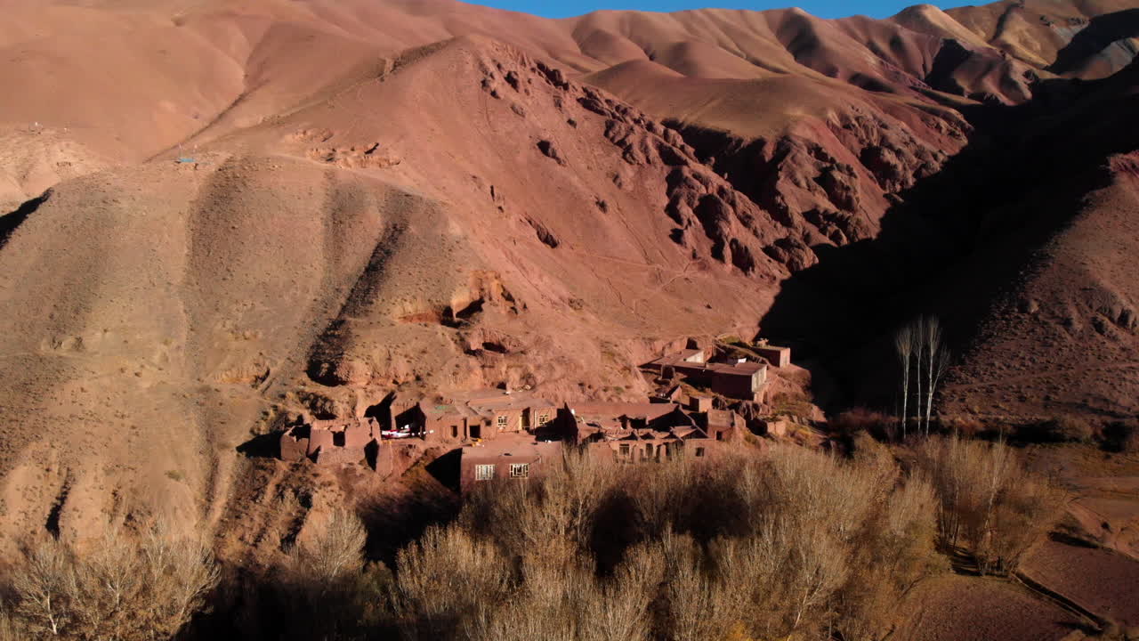 paisaje montañoso con estructuras residenciales en el casco antiguo de bamiyan en afganistán central