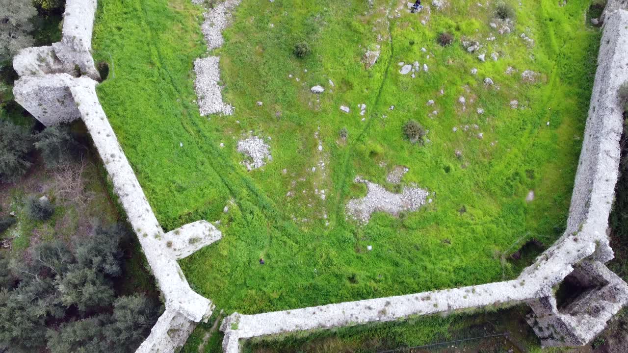 maravillosa vista aérea sobrevolar imágenes de drones de un castillo ruinas de una fortaleza bizantina de la naturaleza salvaje del siglo xiii corfú grecia