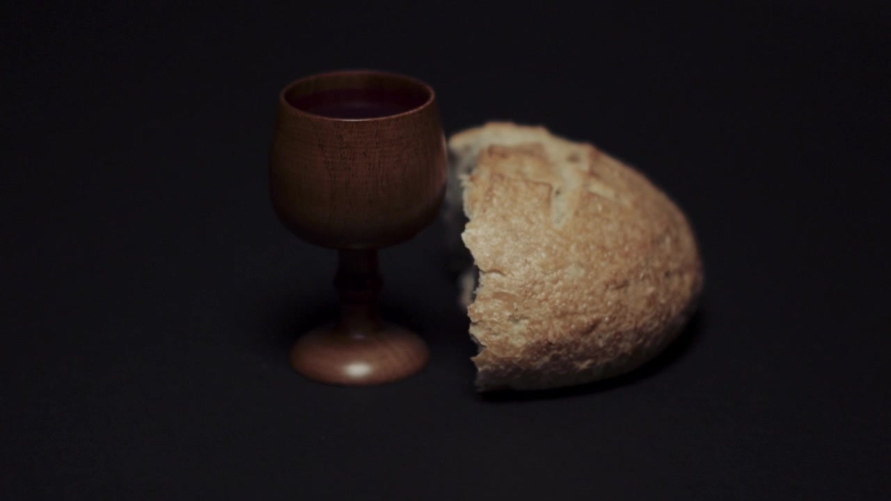 Comunione Sacra: Calice di Legno con Vino e Pane Spezzato