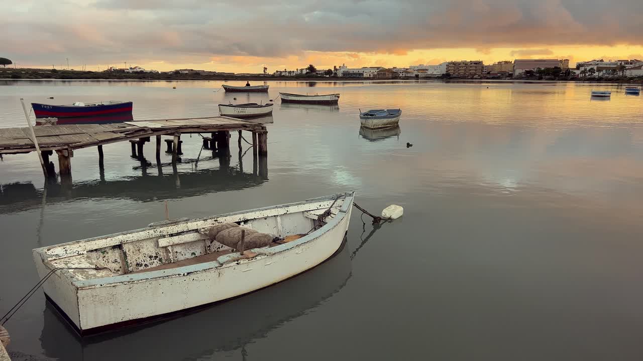 barcos de pesca al amanecer o al atardecer en un río tranquilo