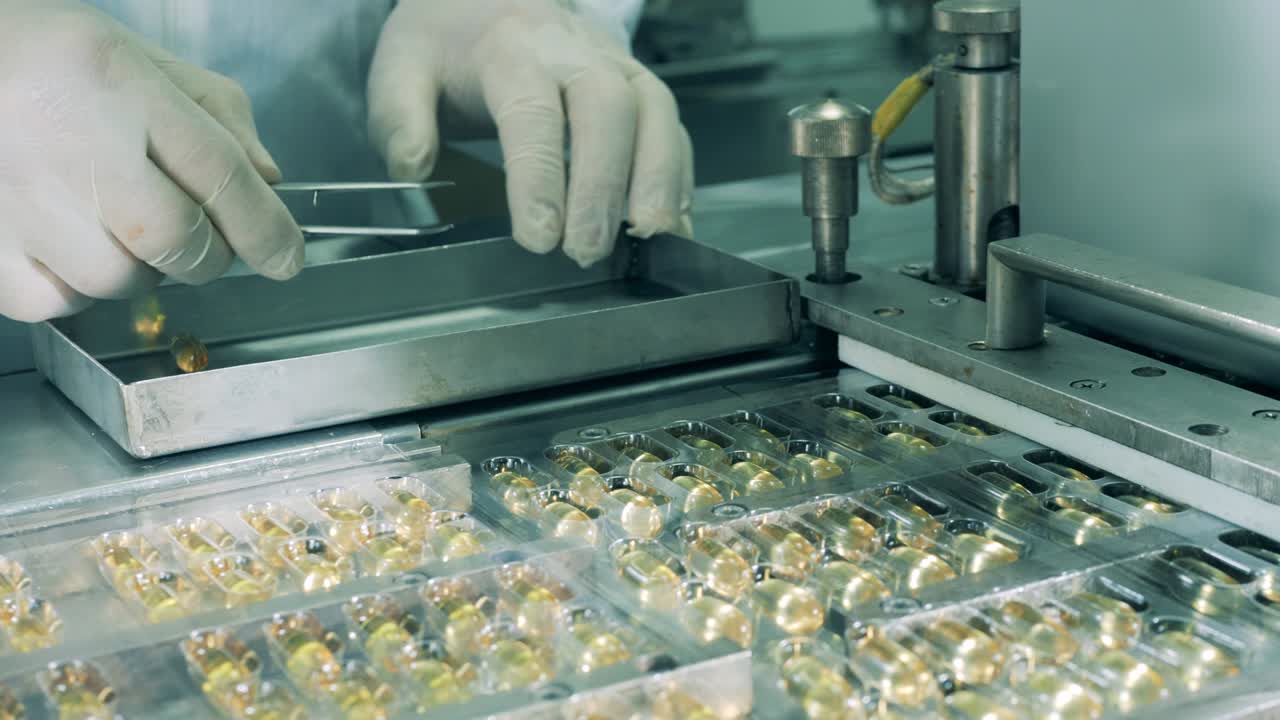 약국 개념: 약학자는 컨베이어에서 을 분류하기 위해 핀세이저를 사용합니다.