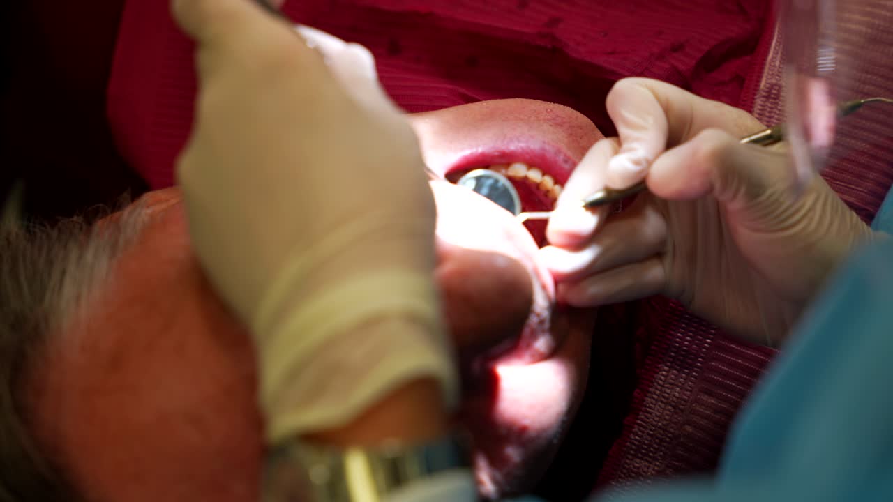 un dentista examinando los dientes de un paciente
