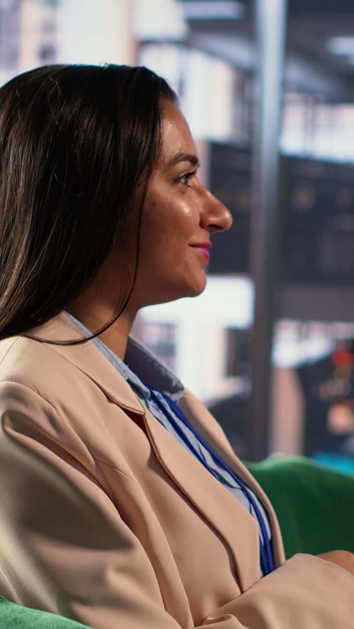 Professionista donna che ascolta e sorride in ufficio