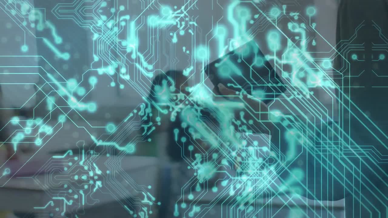 컴퓨터 회로판의 애니메이션을 다양한 학생과 교실 교사에게 보여줍니다.