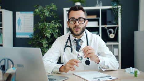 el médico discutiendo la medicación con el paciente