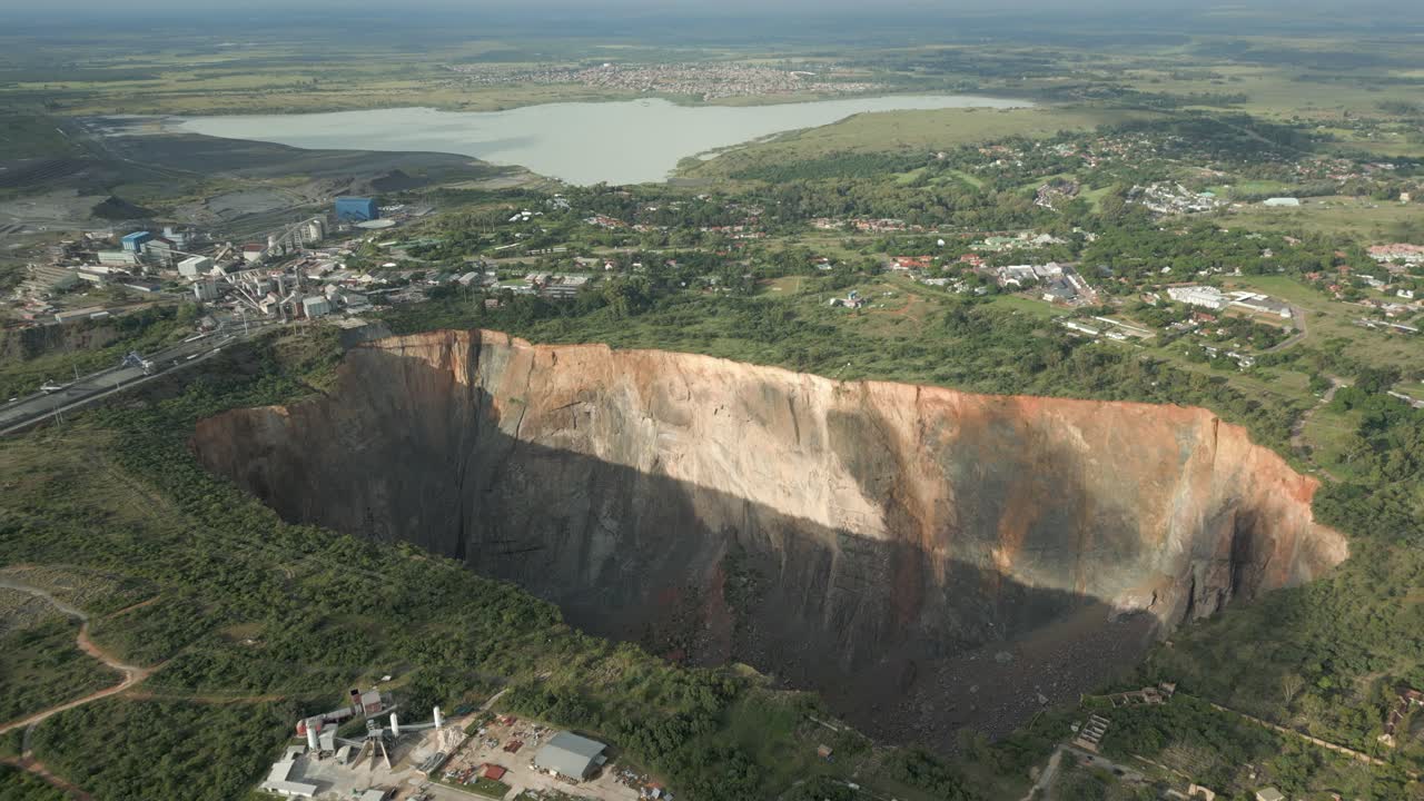 컬리난 다이아몬드 광산에서 거대한 킴벌라이트 파이프 구덩이의 조감도, za