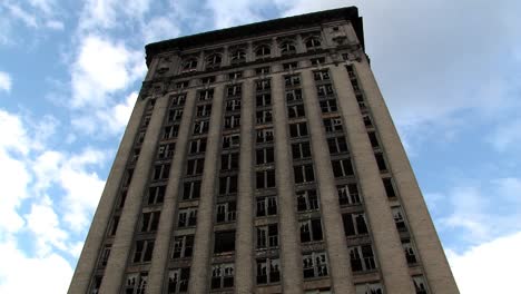 lado oeste de la estación central de michigan en detroit, michigan, usa-1