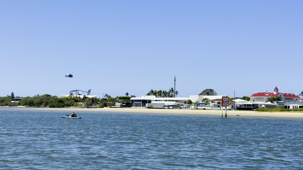 вертолет приближается и приземляется возле пристани