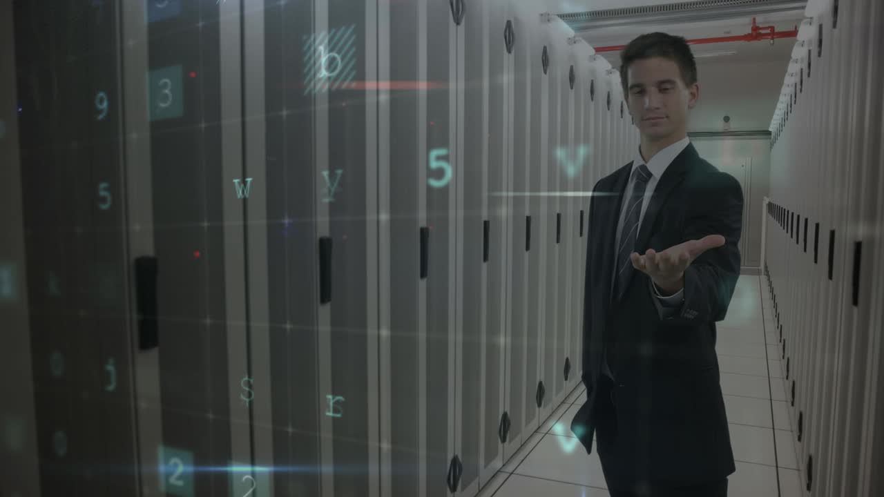 animación de advertencia de ataque cibernético sobre el hombre caucásico en la sala del servidor