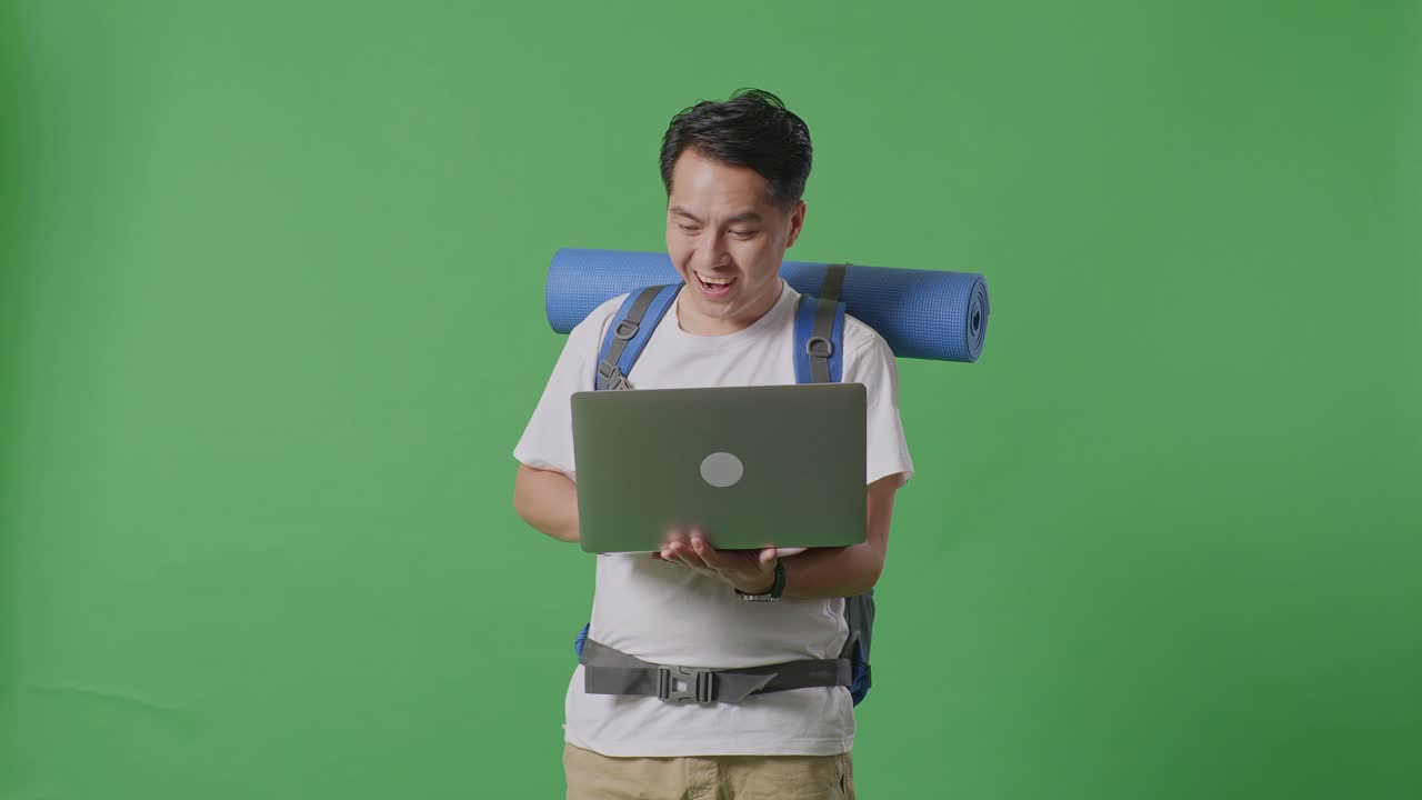 배과 노트북을 가진 남자