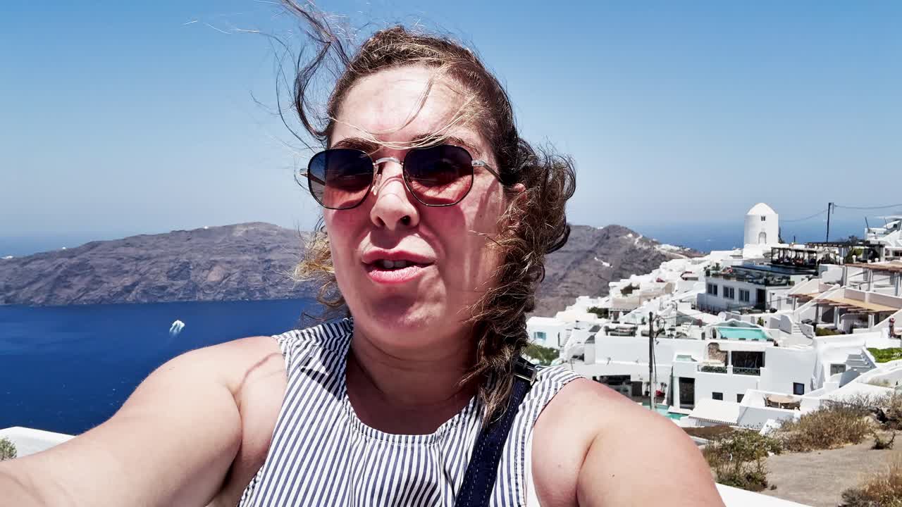 Turista felice che scatta un selfie a Santorini, Grecia