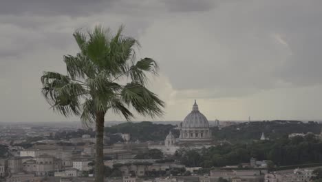 roma antes de la tormenta el cielo se vuelve oscuro y ventoso