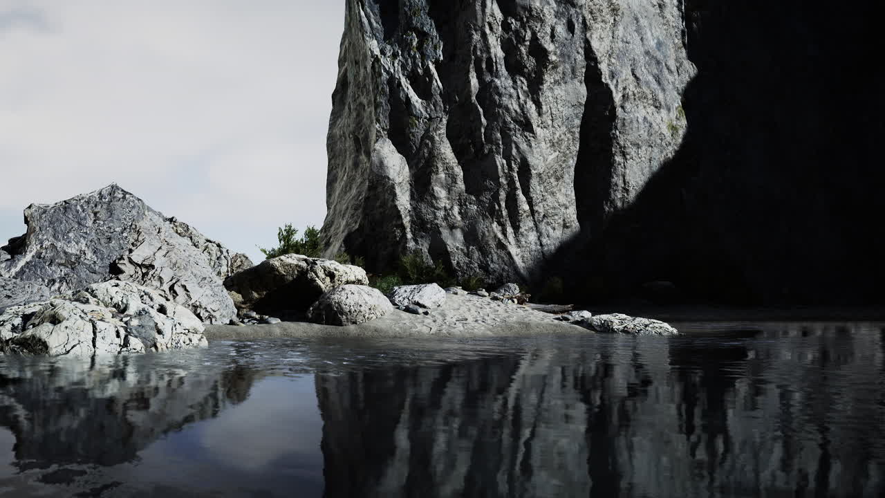 섬 의 바위 절벽 과 에메랄드 바다