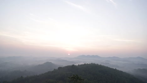 Erstaunlicher-Sonnenaufgang-Am-Narahari-Parvatha-Tempel,-Dk-Ka-Indien---Rechte-Pfanne