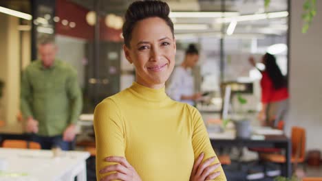retrato de una feliz mujer de negocios caucásica mirando a la cámara en la oficina