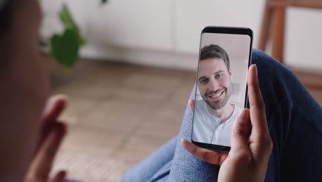 mujer joven usando un teléfono inteligente teniendo video chat con su novio sordo comunicándose usando lenguaje de señas gestos con las manos disfrutando de la comunicación en línea