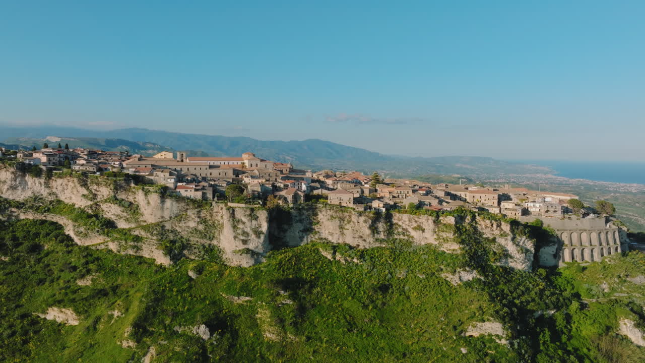 Miasto Gerace na wzgórzu w Kalabrii, nad Morzem Śródziemnym.