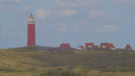 Stetige-Teleaufnahme-Des-Strandhafers-Im-Vordergrund