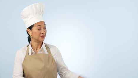 mujer asiática feliz, chef y señalando