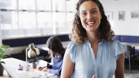 Retrato-De-Una-Feliz-Mujer-De-Negocios-Caucásica-Casual-Usando-Una-Tableta-En-La-Oficina,-Cámara-Lenta