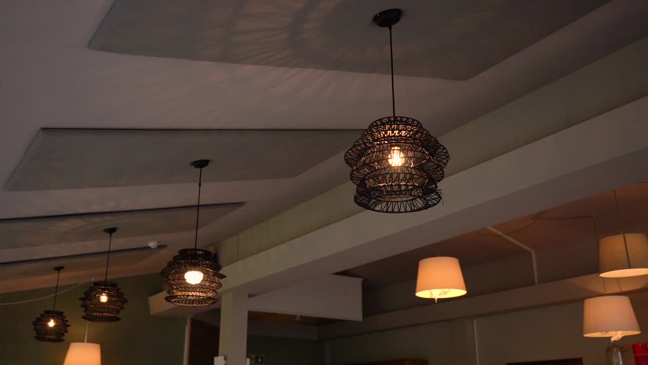 테이블, 조명, 뷔페 등 작은 레스토랑의 다양한 샷, 모두 소니 a7iii 및 로닌 s로 촬영