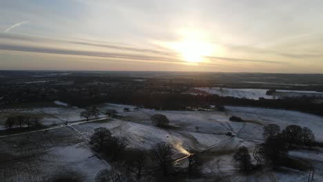 Salida-Del-Sol-Sobre-Campos-Congelados-En-Invierno-Pan-Aéreo-De-Inglaterra