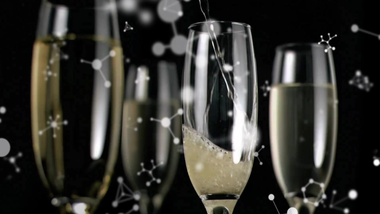 Champagne versato in un flûte principale che genera un vortice di schiuma e bollicine che salgono, a dimostrazione dell'effervescenza.