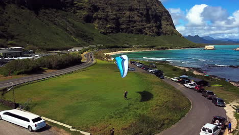 Imágenes-De-Drones-De-Un-Parapente-Preparándose-Para-El-Vuelo-En-Kaupo-Bay-En-El-Lado-Este-De-Oahu,-Hawái