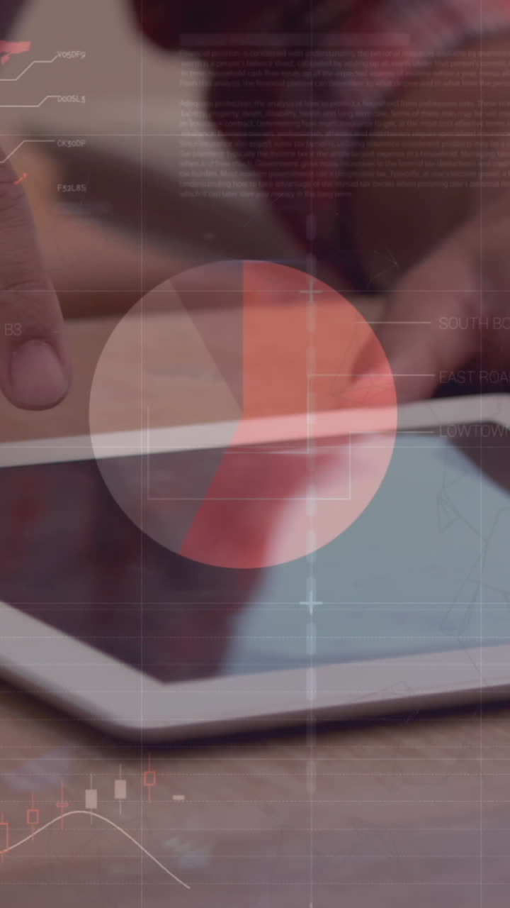 animación del procesamiento de datos financieros sobre una mujer de negocios que usa una tableta